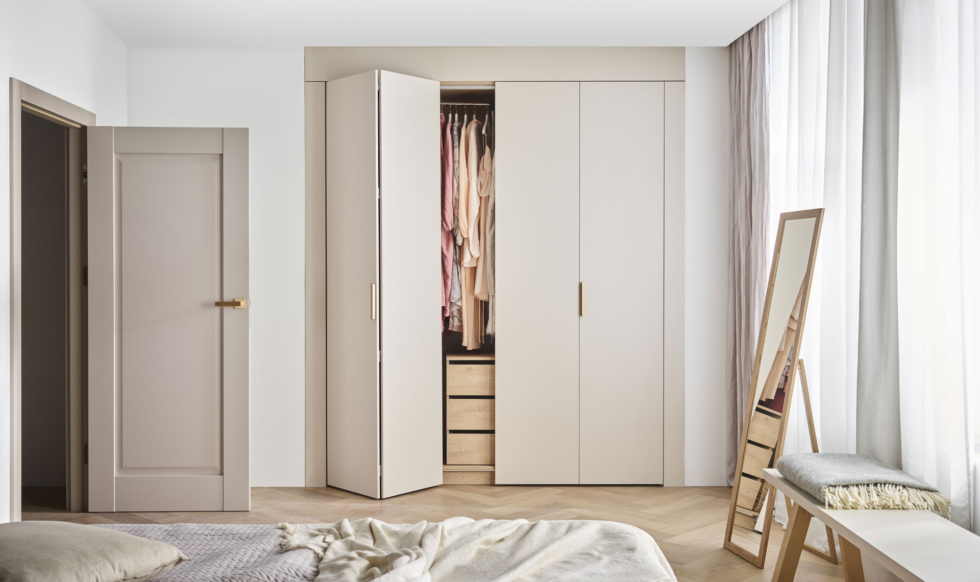 Szafa na całą ścianę w sypialni i salonie – inspiracje