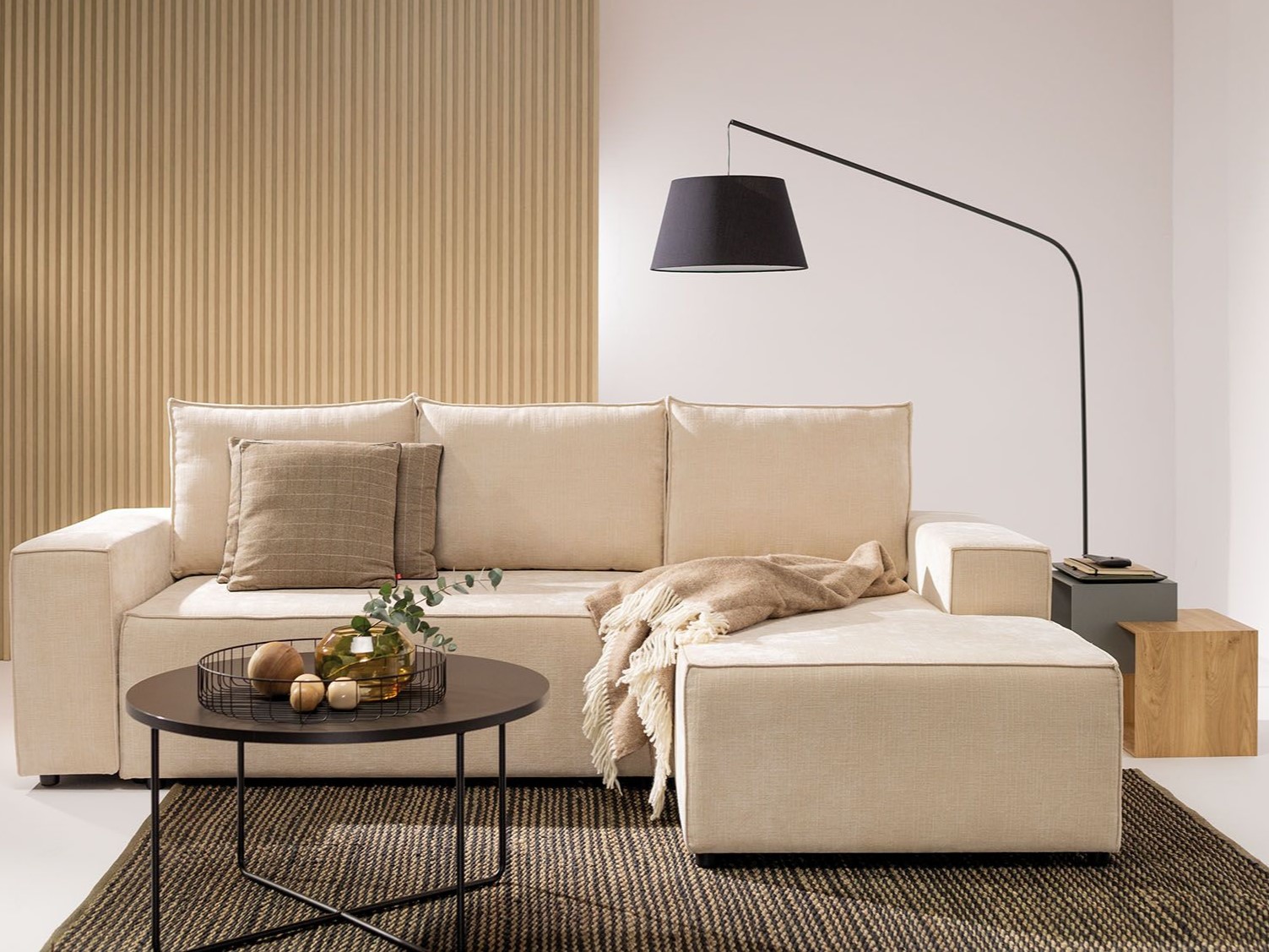 Aranżacja trudnych wnętrz. Jak wprowadzić światło do pokoju bez okna?