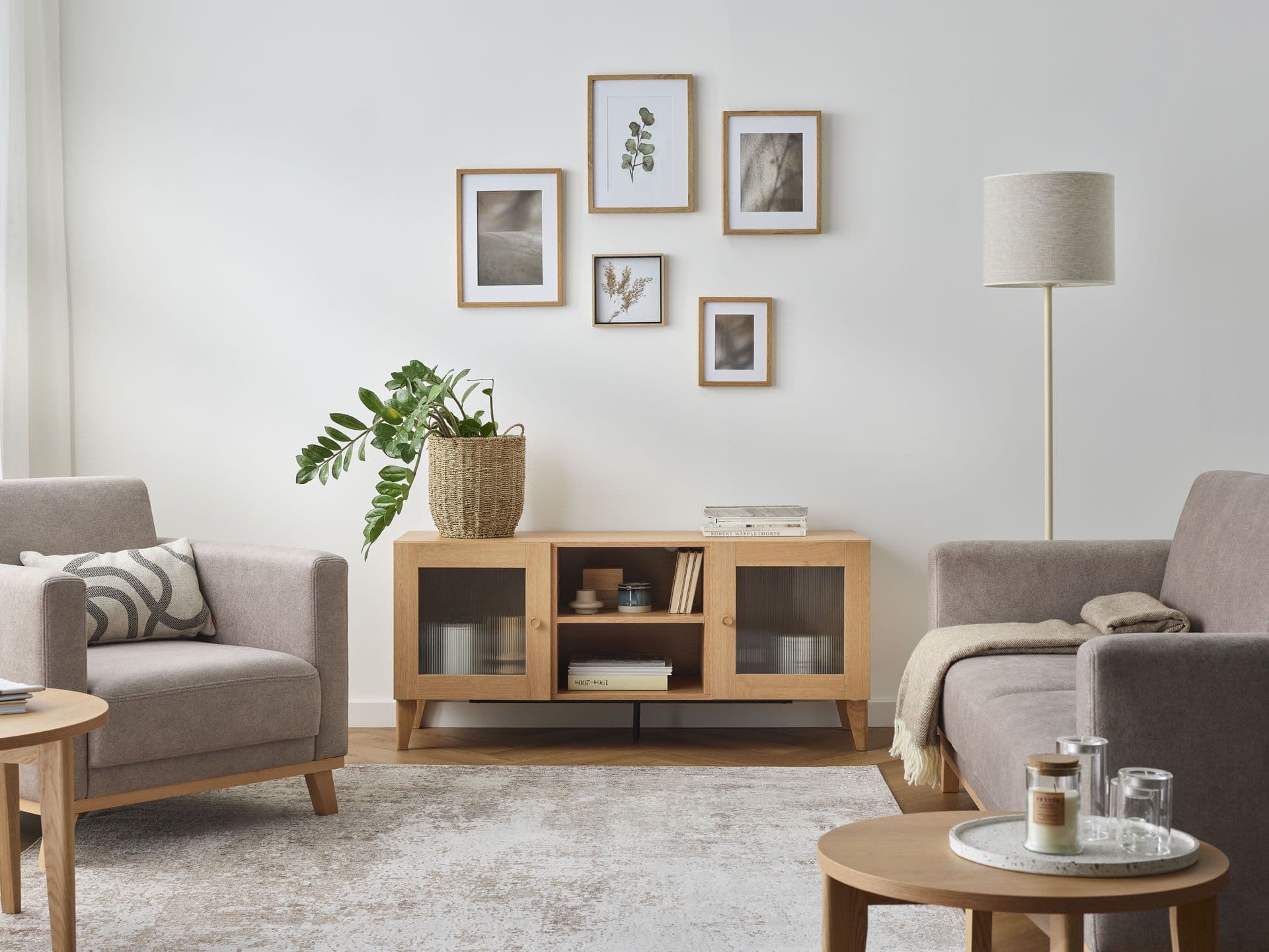 Biały salon z drewnem – jak go wygodnie urządzić?