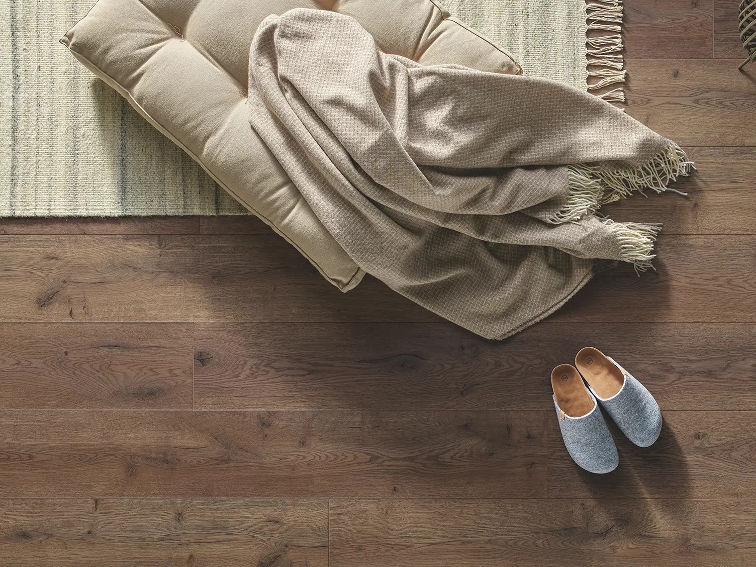 Ciemna podłoga i jasne meble. Jak okiełznać kontrasty we wnętrzach?