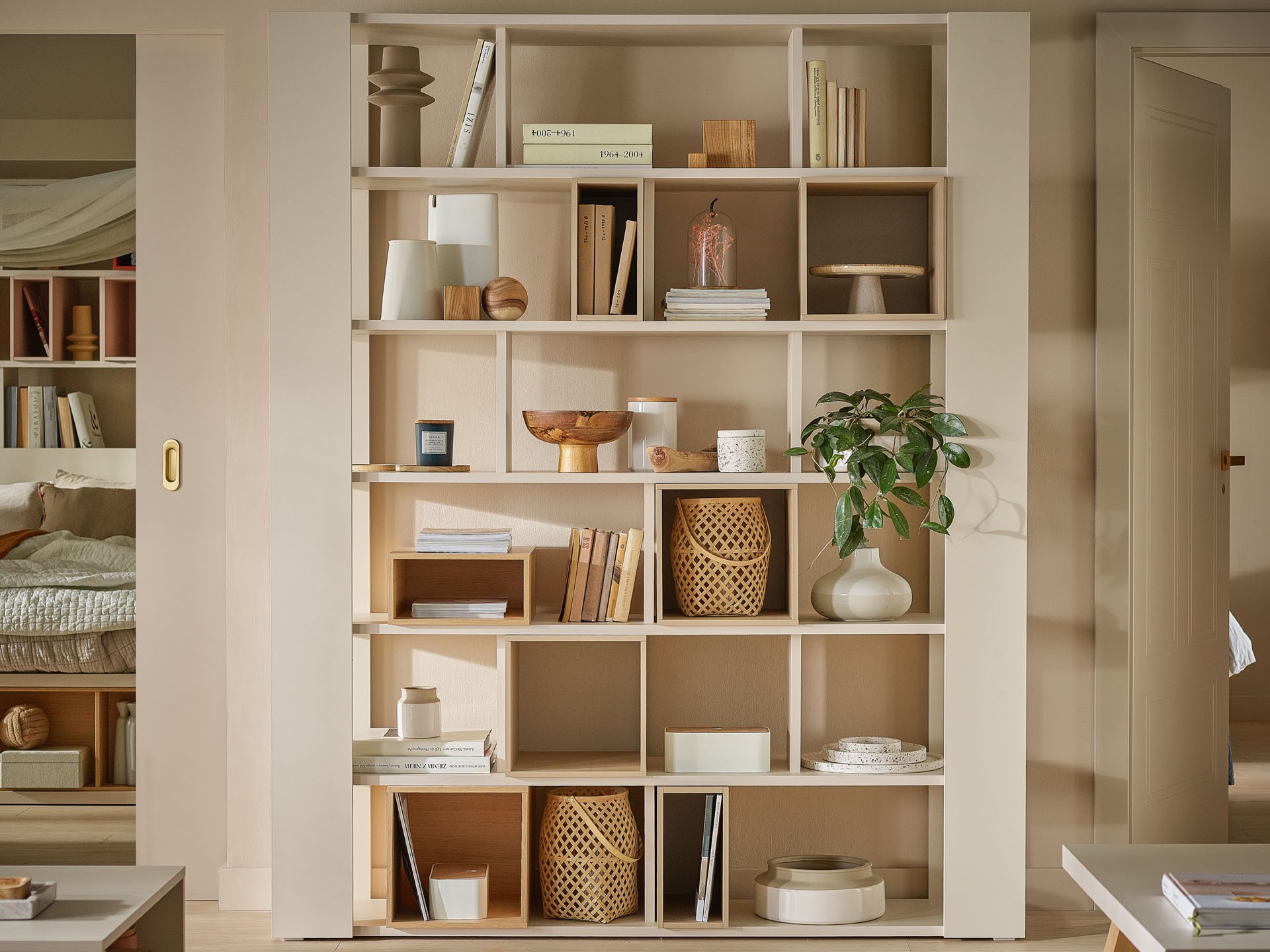 Co postawić na półce w salonie? Pomysły na aranżacje