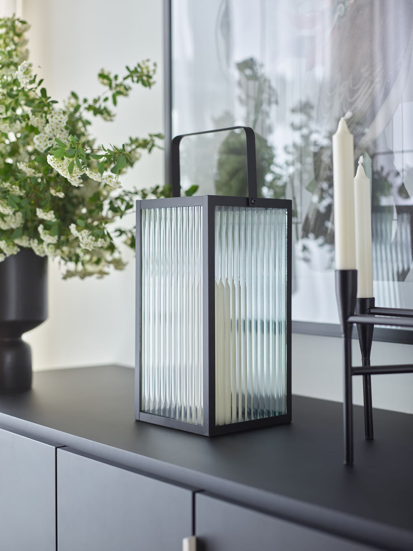 nowoczesny lampion na półce