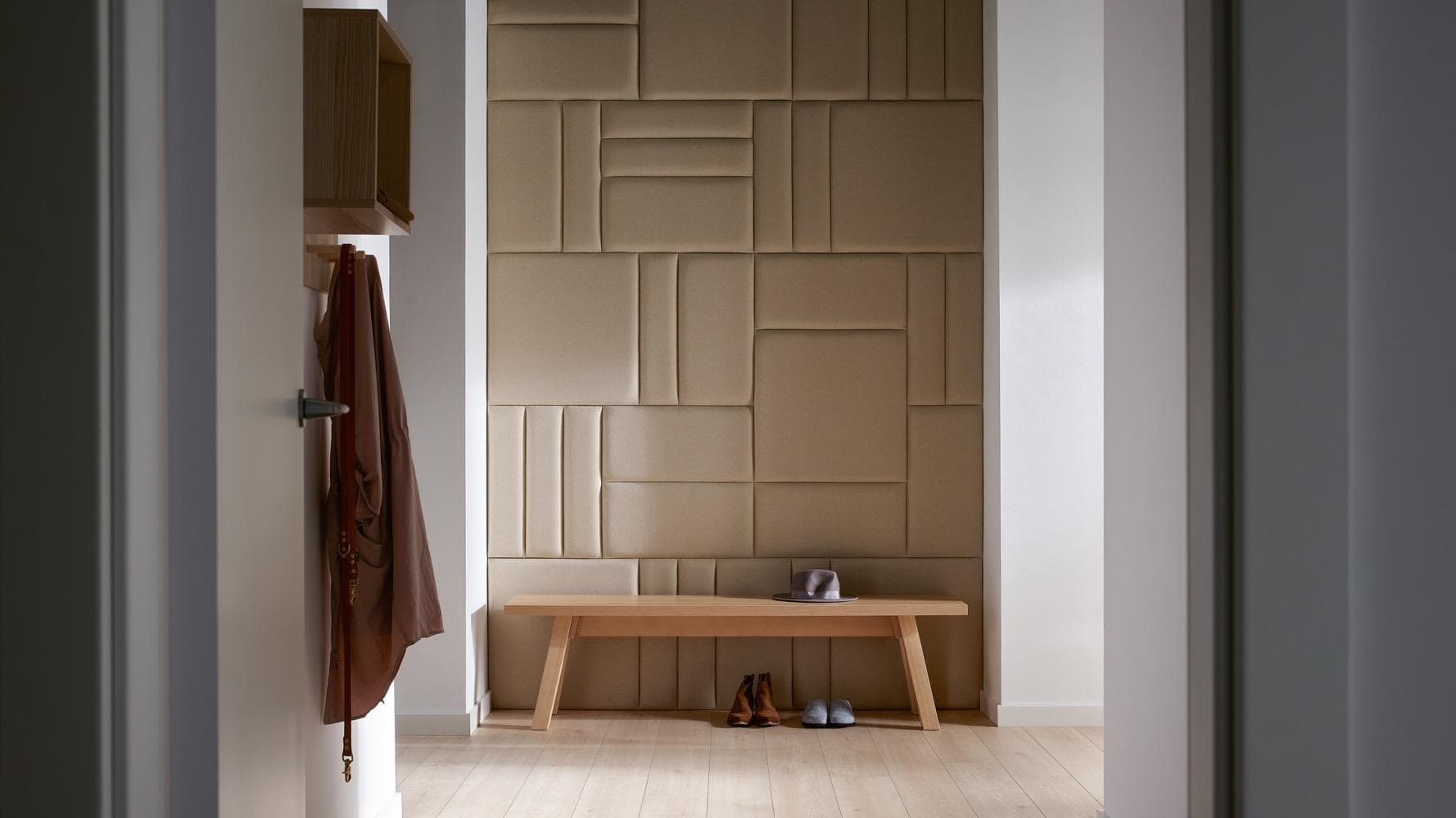 Dekoracyjne tekstury, rośliny i zdjęcia – pomysły na ścianę w przedpokoju