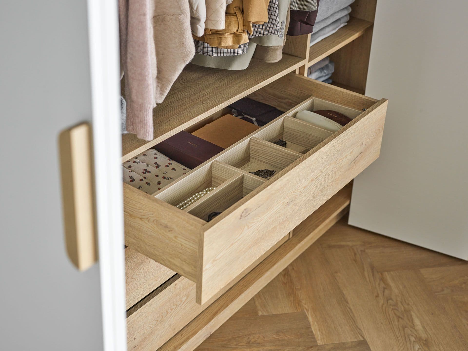 Dodatki na swoim miejscu. Jak przechowywać biżuterię i torebki?