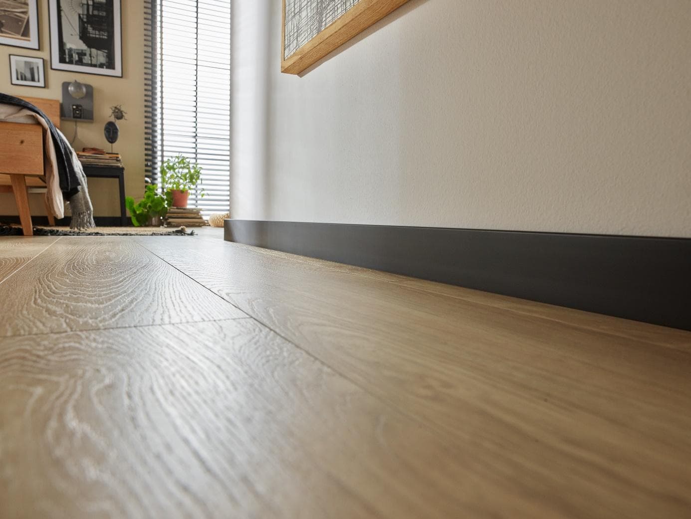 Drewniane, z MDF lub PVC. Jak montować listwy przypodłogowe?