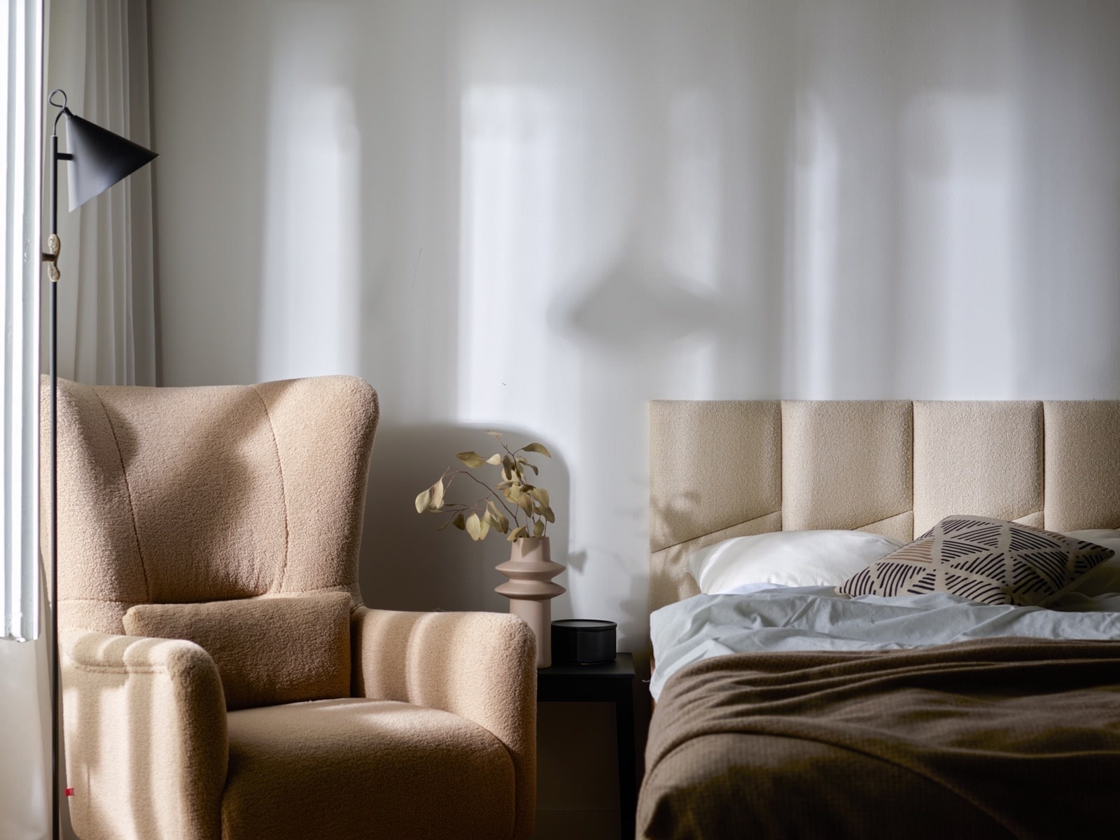 Fotel w sypialni – 5 przytulnych aranżacji