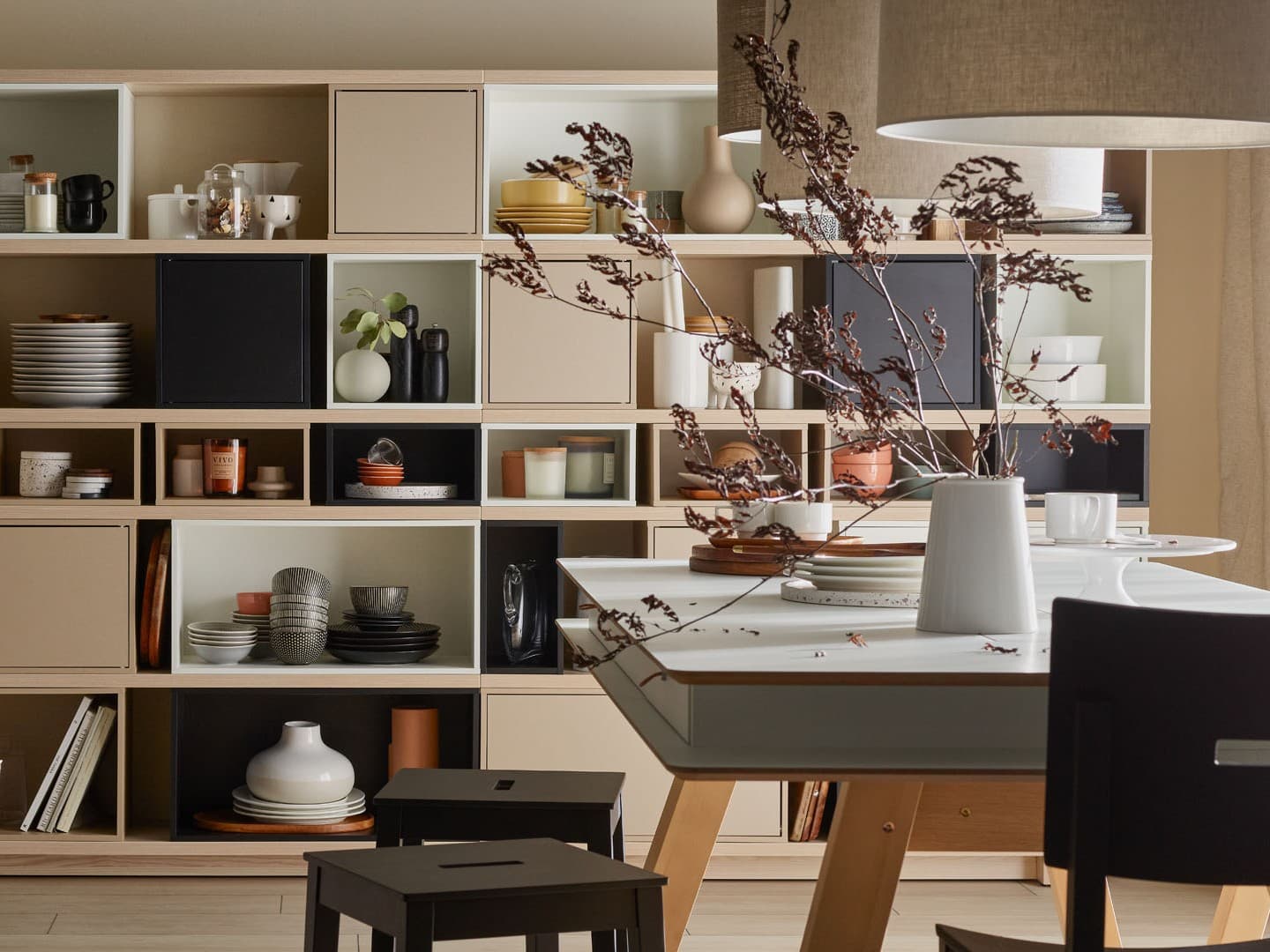 Jak łączyć ciemne meble z jasnymi? Praktyczny poradnik i inspiracje