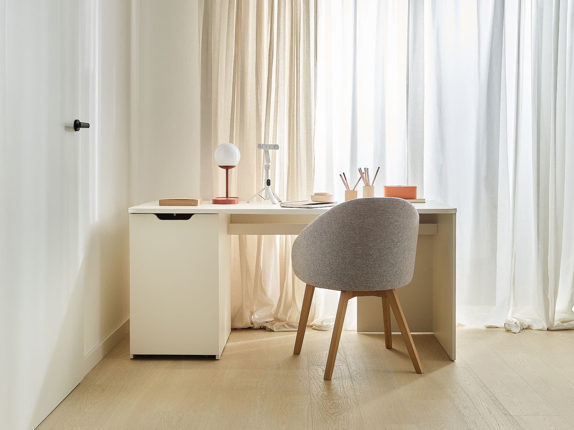 Jak urządzić biuro w domu? Inspiracje i pomysły na aranżację Jak urządzić biuro w domu? Inspiracje i pomysły na aranżację