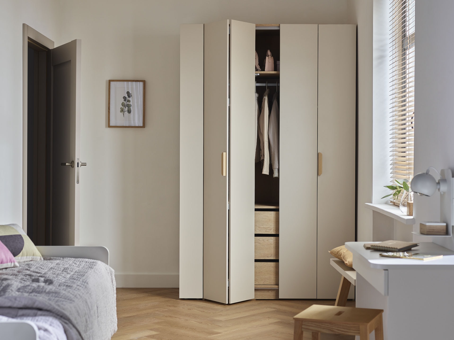 Jak urządzić mały pokój z szafą? Kilka praktycznych porad