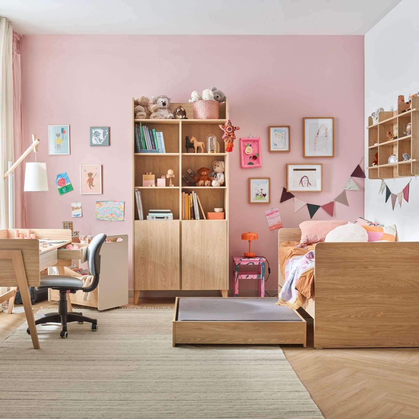 Rozsuwane łóżko z dodatkowym materacem ukrytym w szufladzie