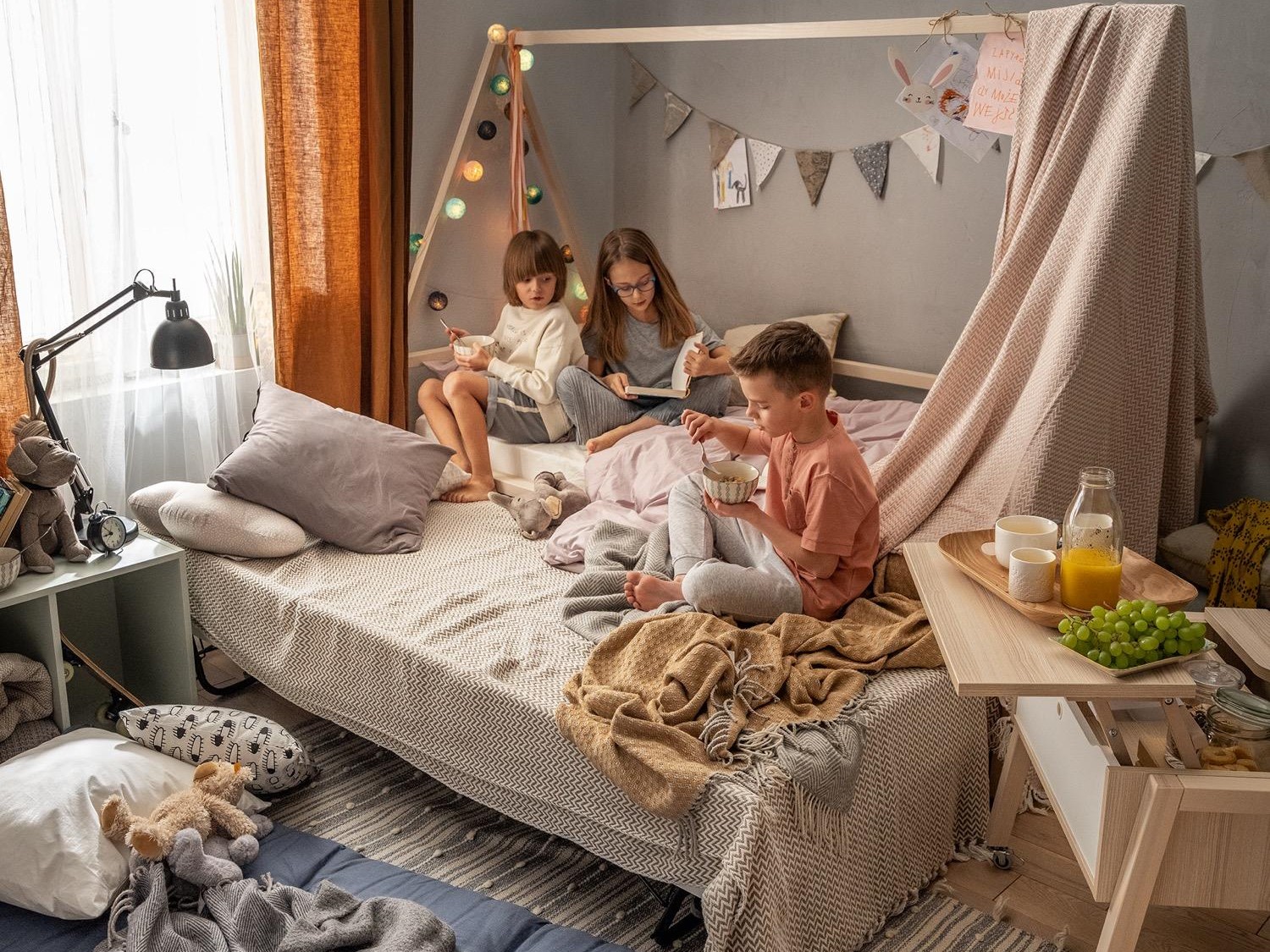 Jak zorganizować nocowanie? 4 ciekawe łóżka rozkładane dla dzieci
