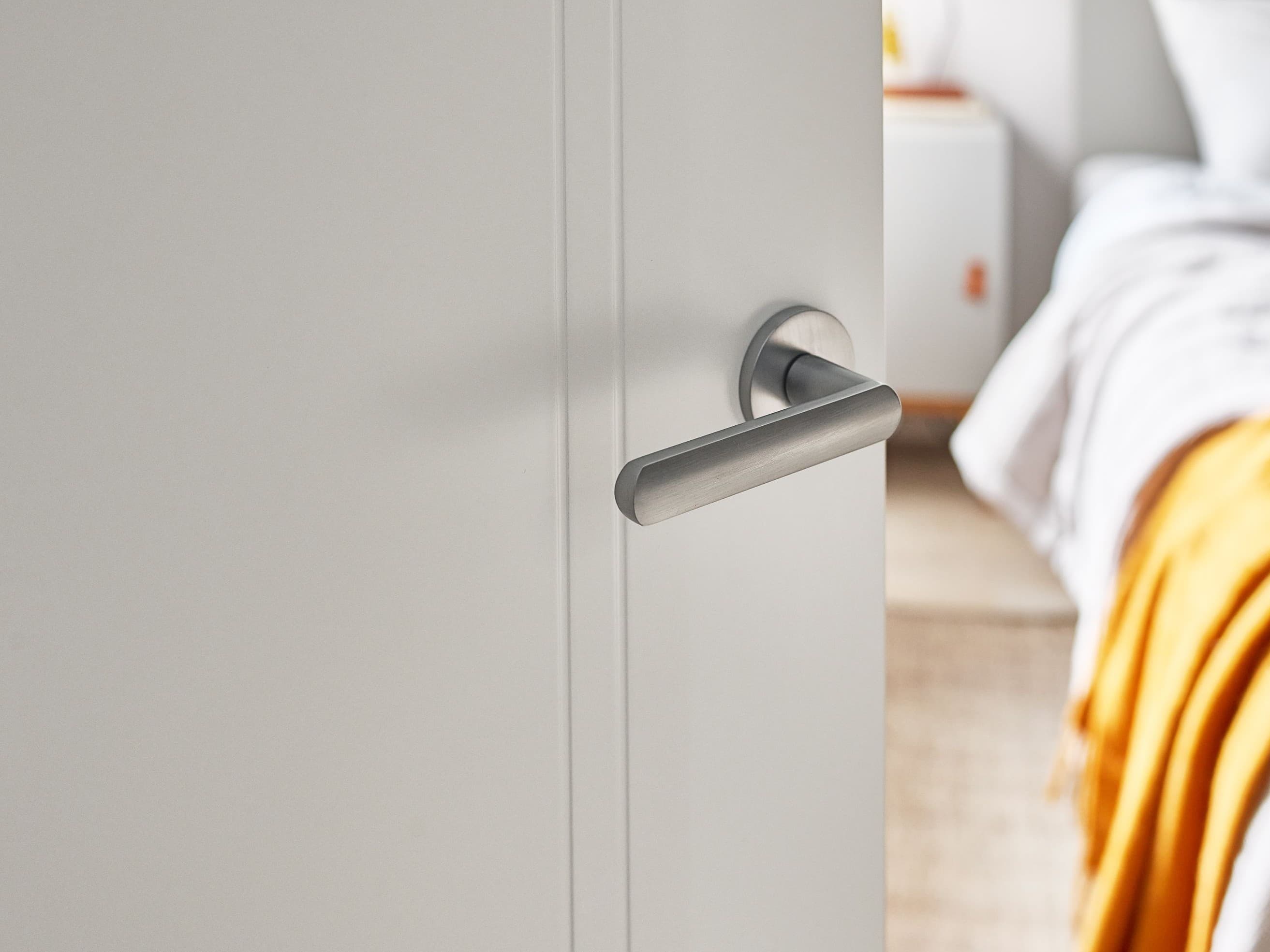 Czarne, złote, chromowane. Jakie klamki wybrać do białych drzwi wewnętrznych? Czarne, złote, chromowane. Jakie klamki wybrać do białych drzwi wewnętrznych?