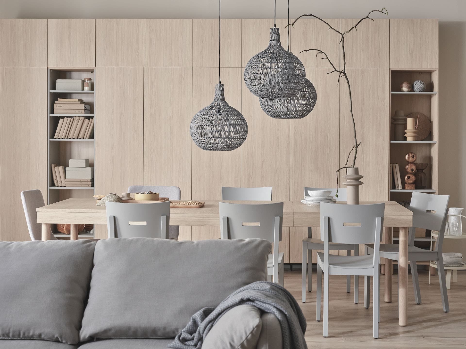 Niewidoczna szafa w salonie – eleganckie inspiracje