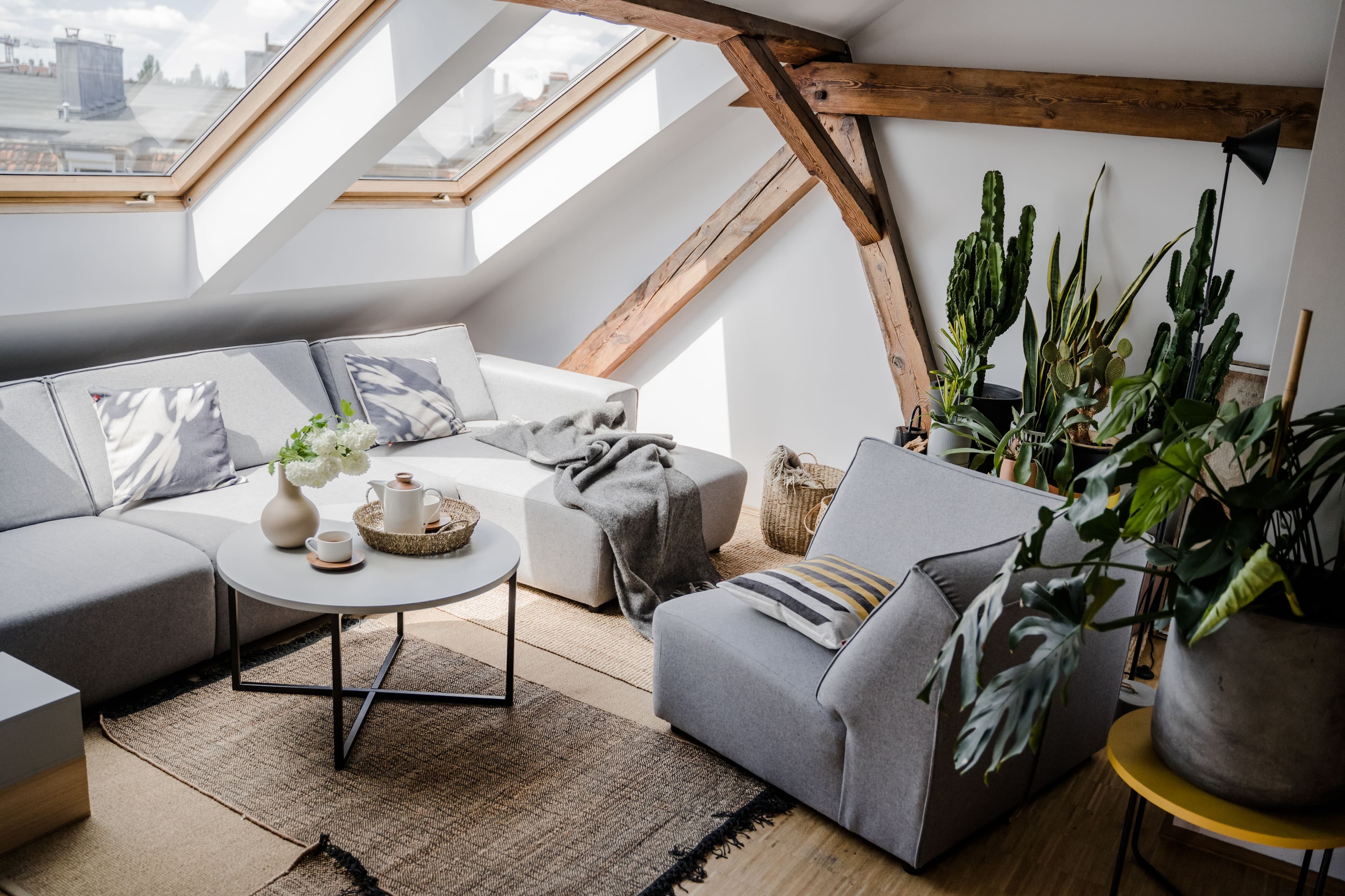 Salon na poddaszu, czyli wygodne wnętrze pod skosami