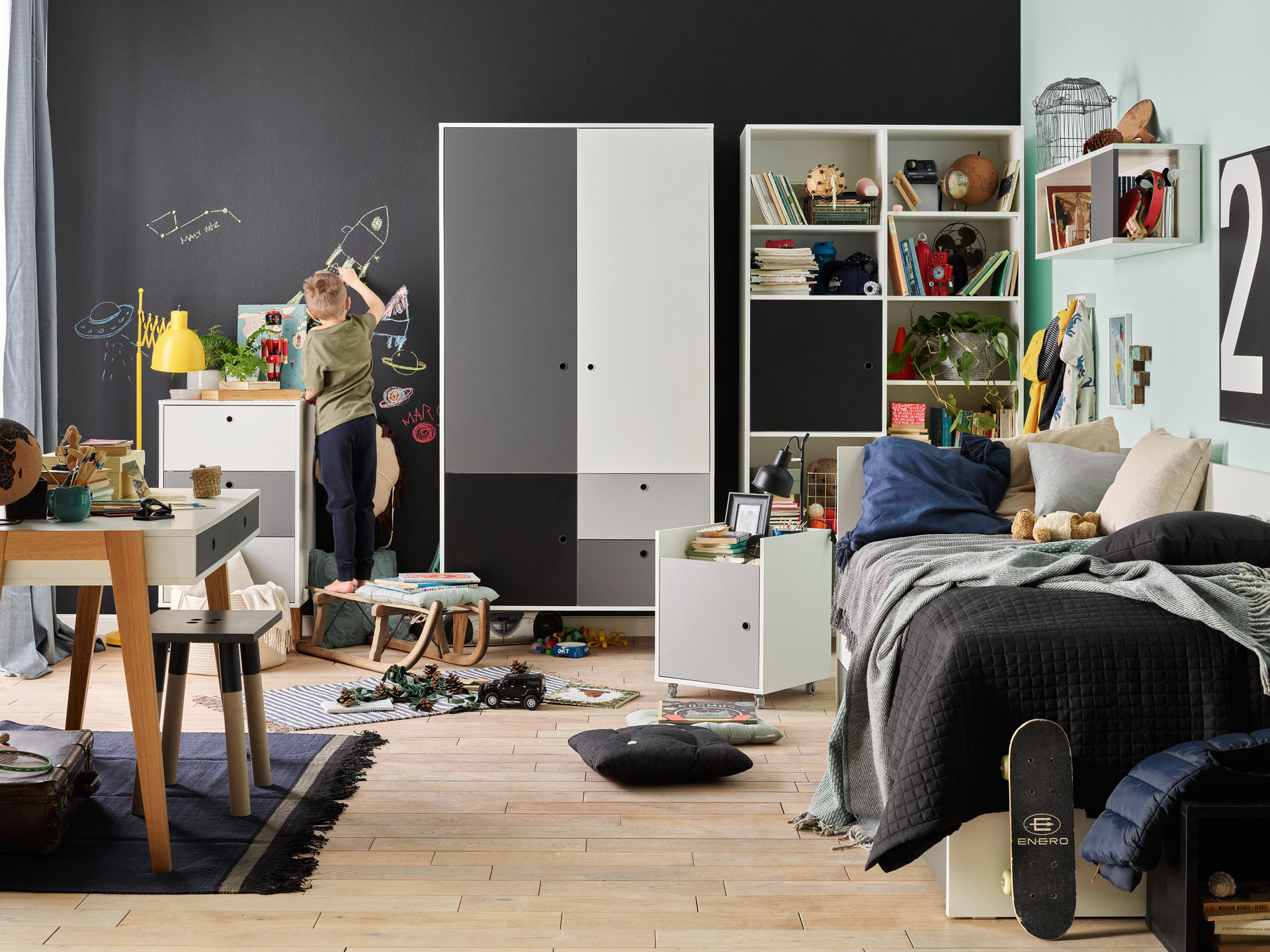 Jak przechowywać zabawki w pokoju dziecka? Pomysły na organizację pluszaków i klocków