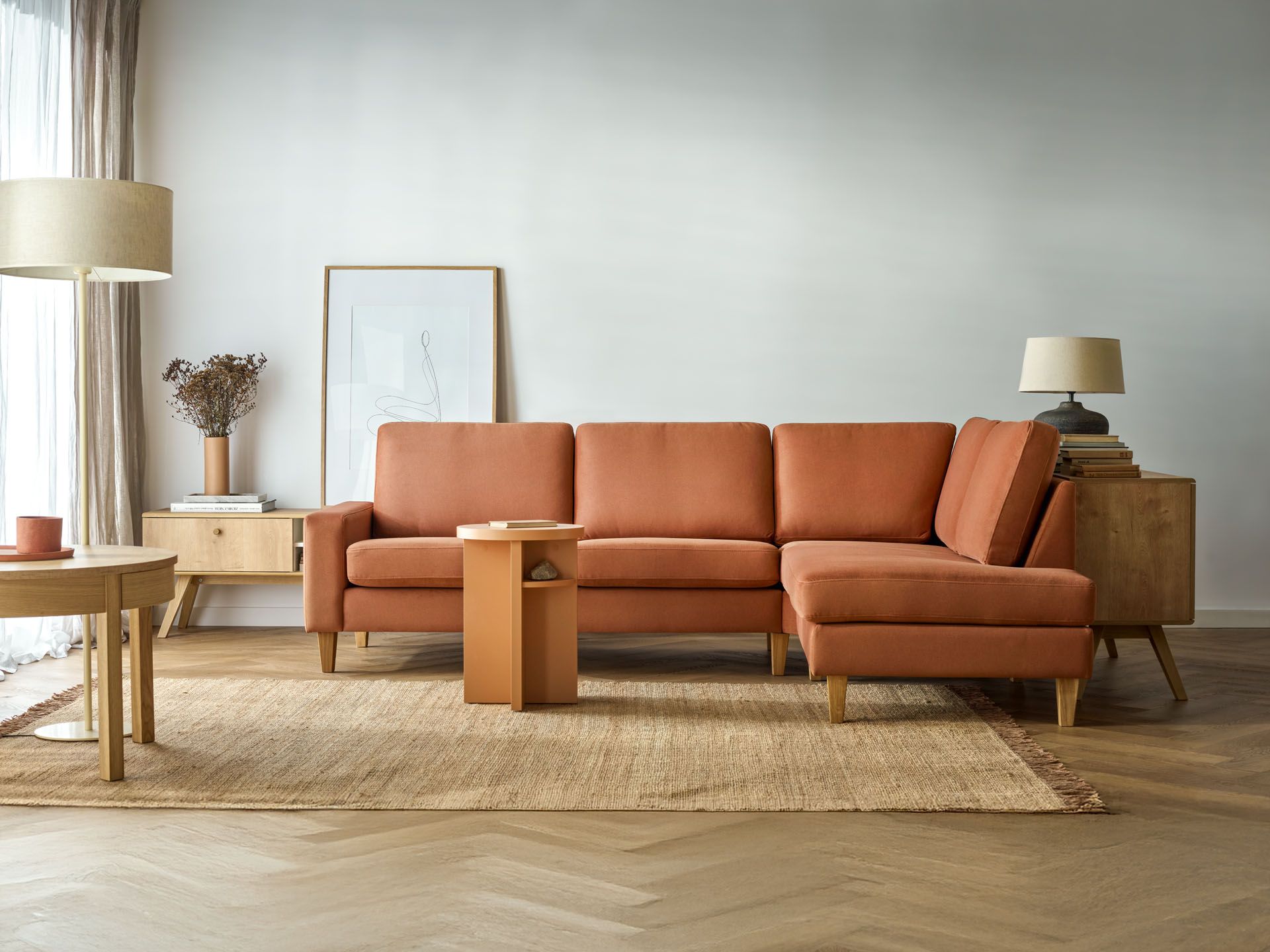 Ruda kanapa w salonie – jakie dodatki podkreślą jej urok?