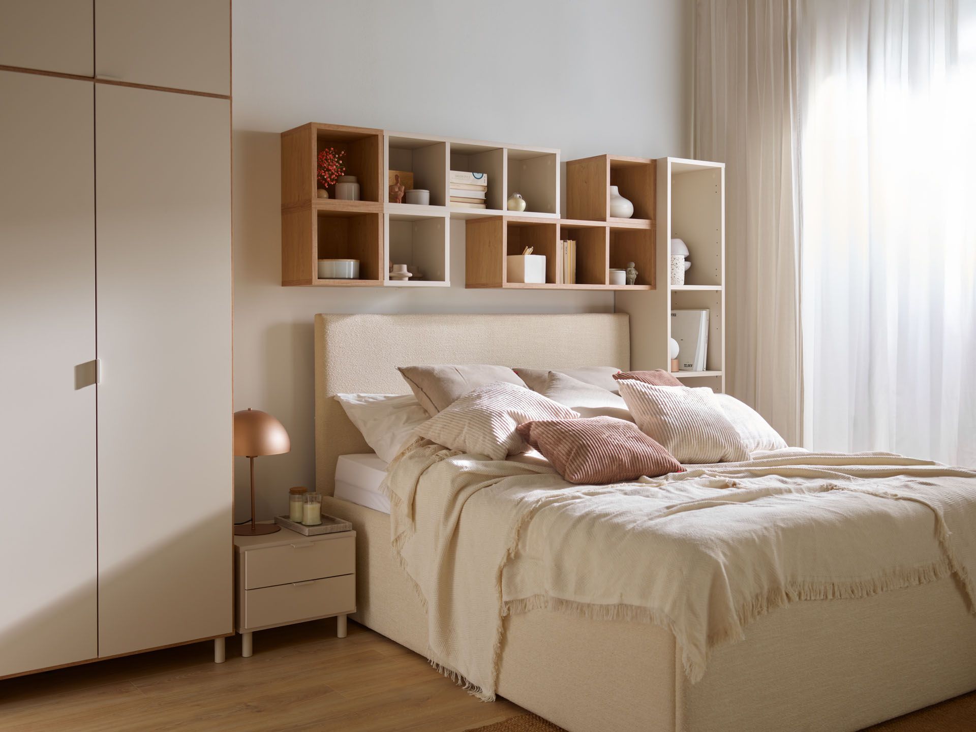 Sypialnia jak ze snu. Jak wprowadzić do niej romantyczny klimat?