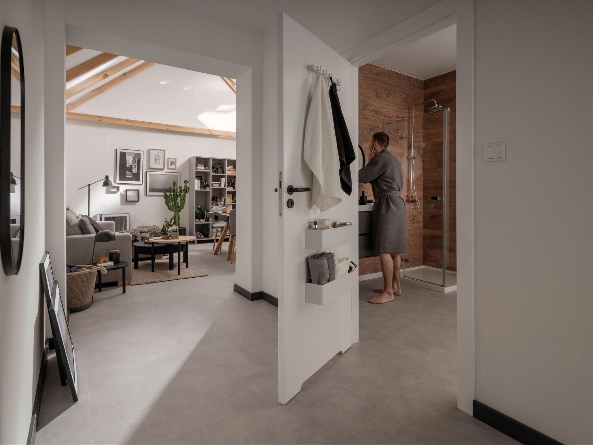 Wodoodporne czy wodoszczelne – jakie panele podłogowe wybrać do kuchni i łazienki?