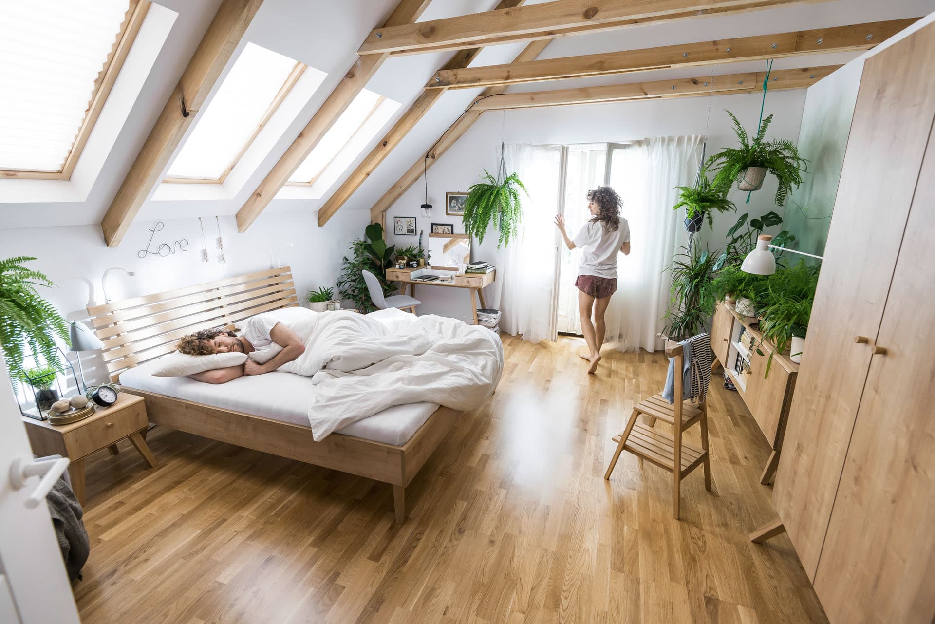 Sypialnia na poddaszu. Nastrojowe wnętrze pełne praktycznych rozwiązań