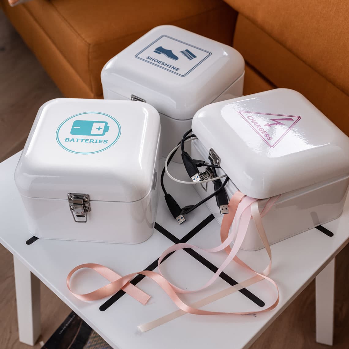 białe pudełka z opisem na górze