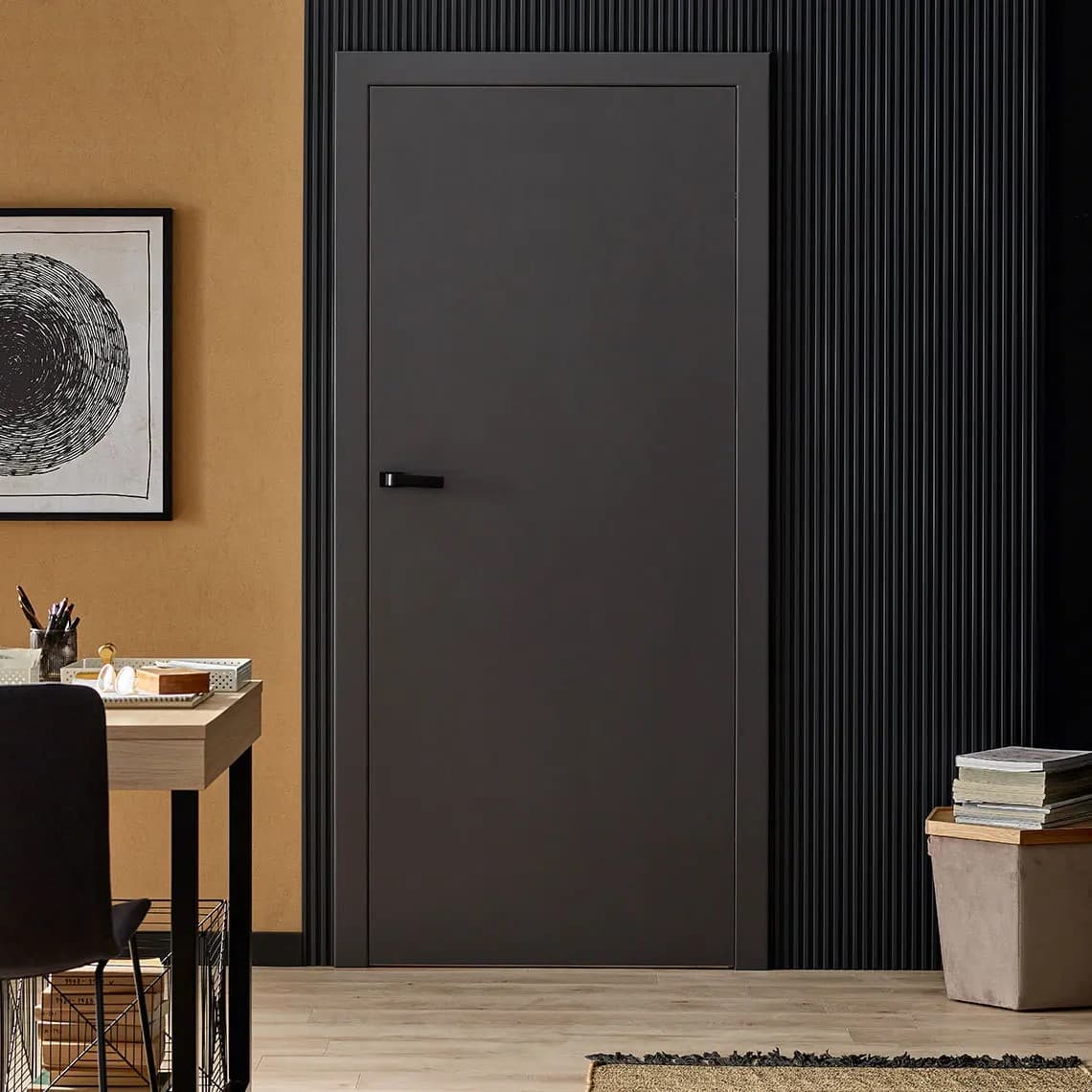 ciemne drzwi w nowoczesnym wnętrzu