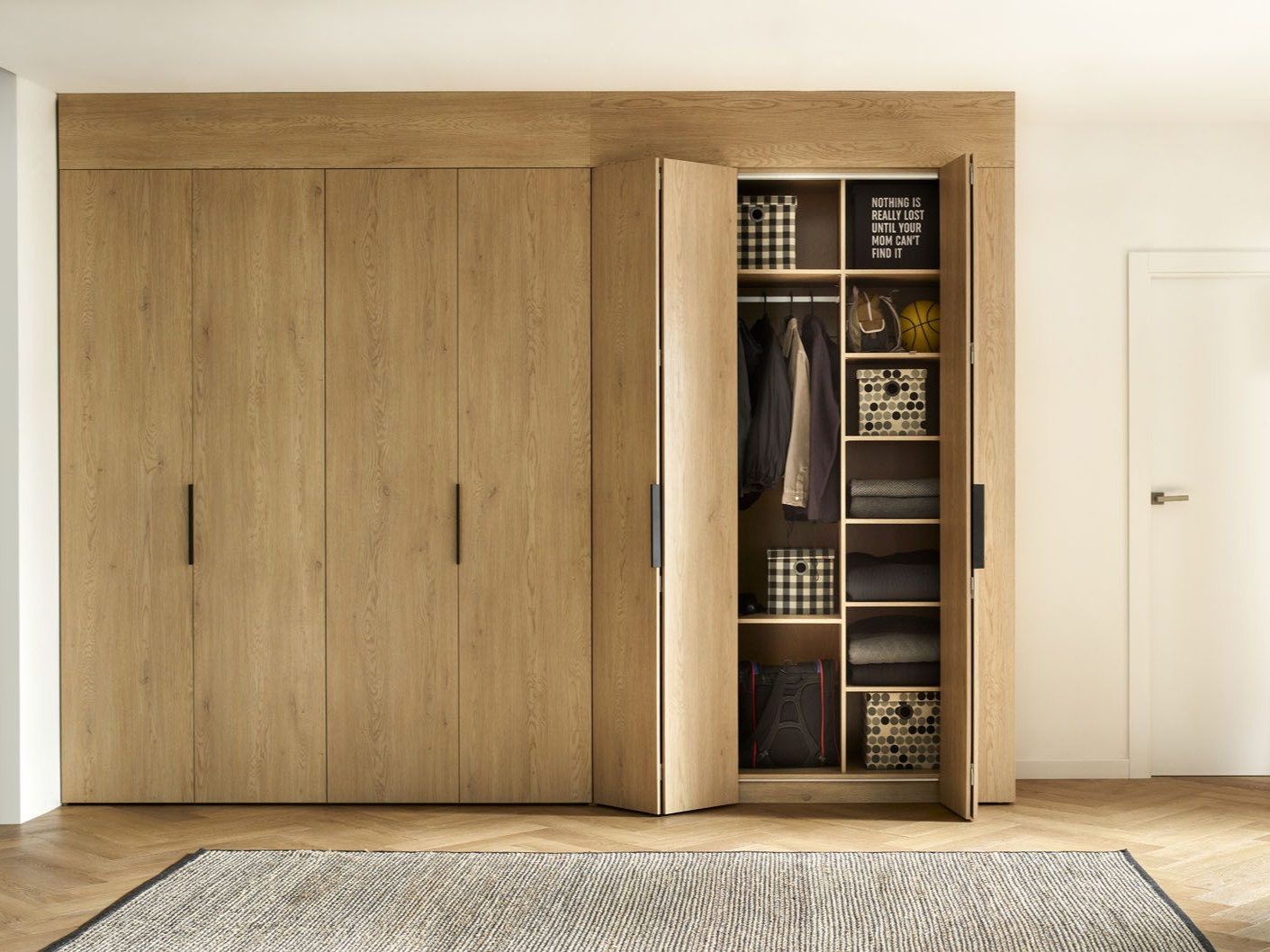 Koszt szafy na wymiar. Co wpływa na jej cenę?