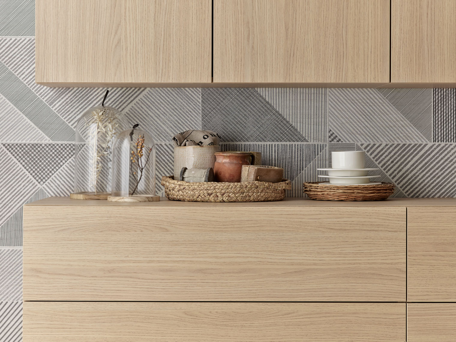 Jak łączyć różne tekstury, wzory i materiały w aranżacji wnętrza?