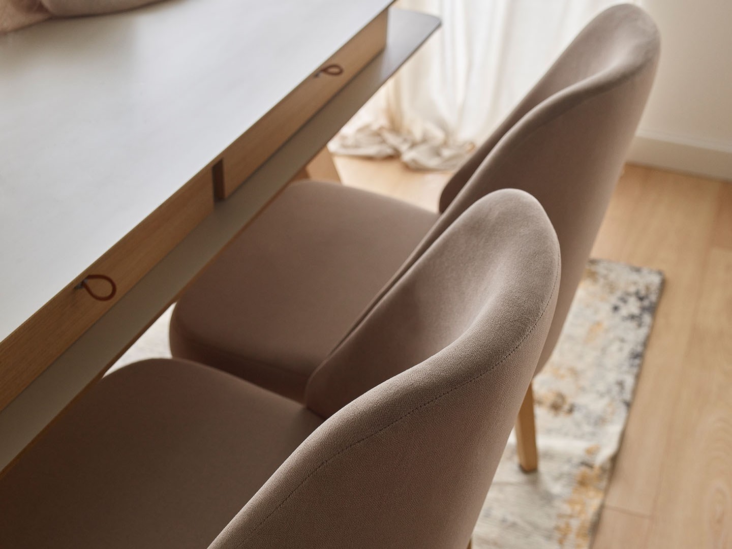 Jak wyczyścić krzesło tapicerowane? Domowe sposoby na pranie krzeseł