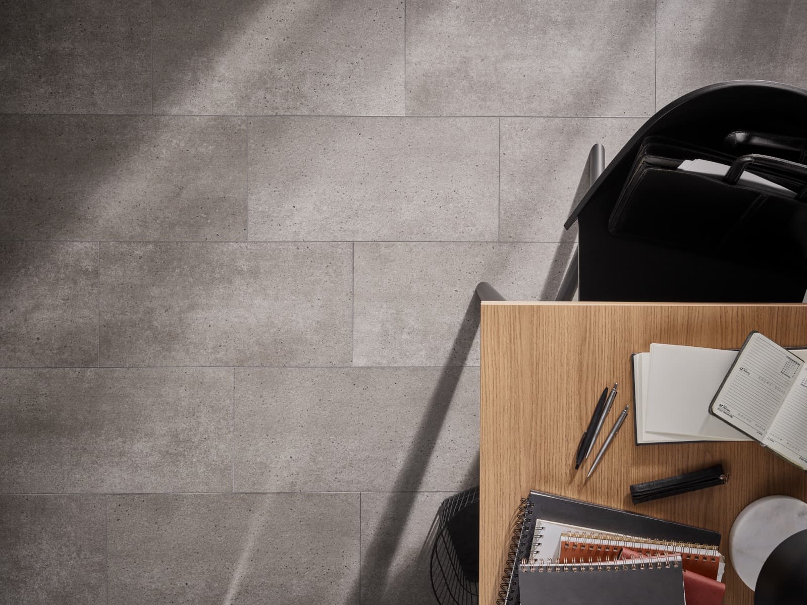 Pomysły na szarą podłogę we wnętrzach