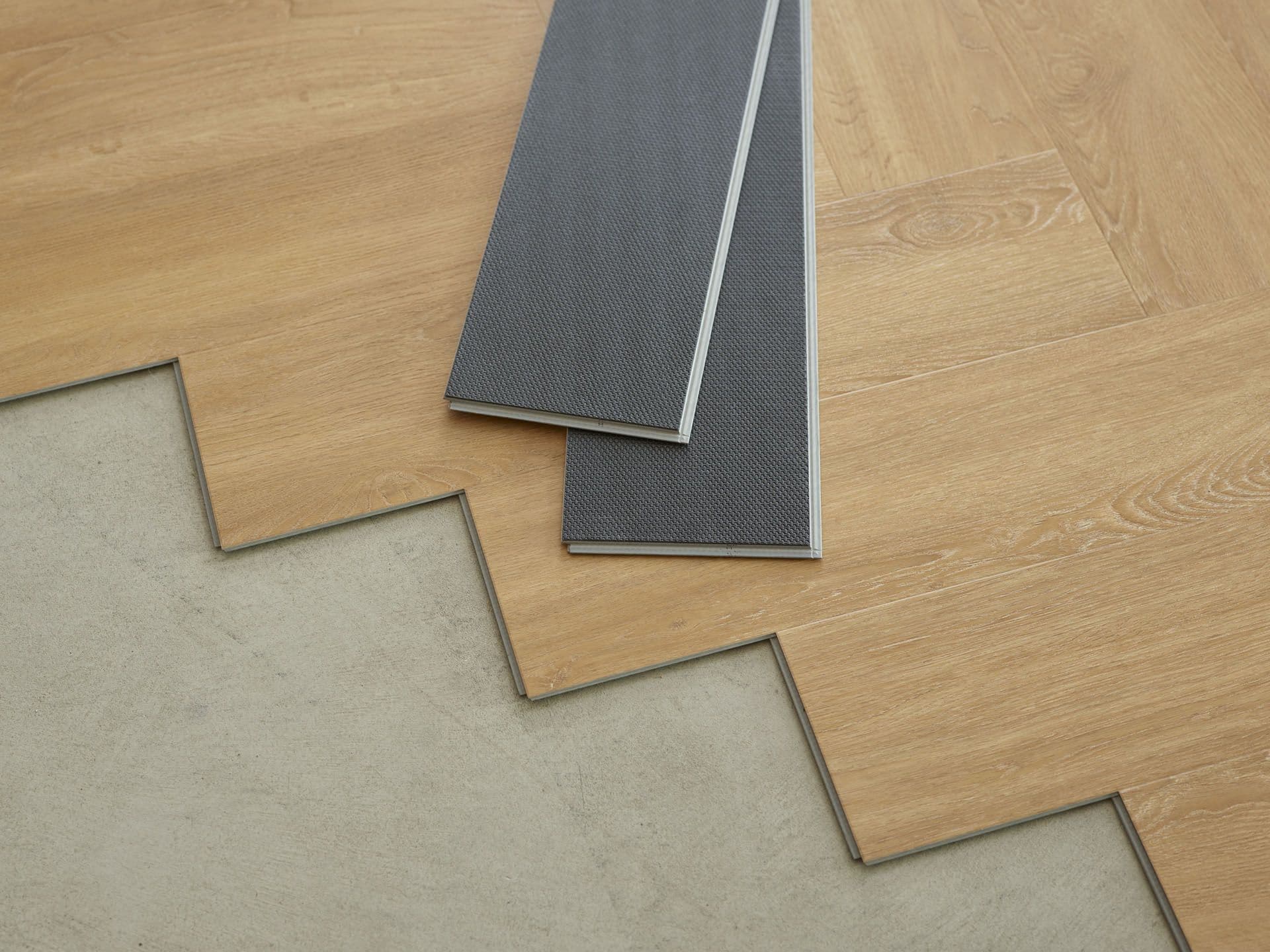 Układanie paneli podłogowych krok po kroku. Jak zrobić to dobrze?