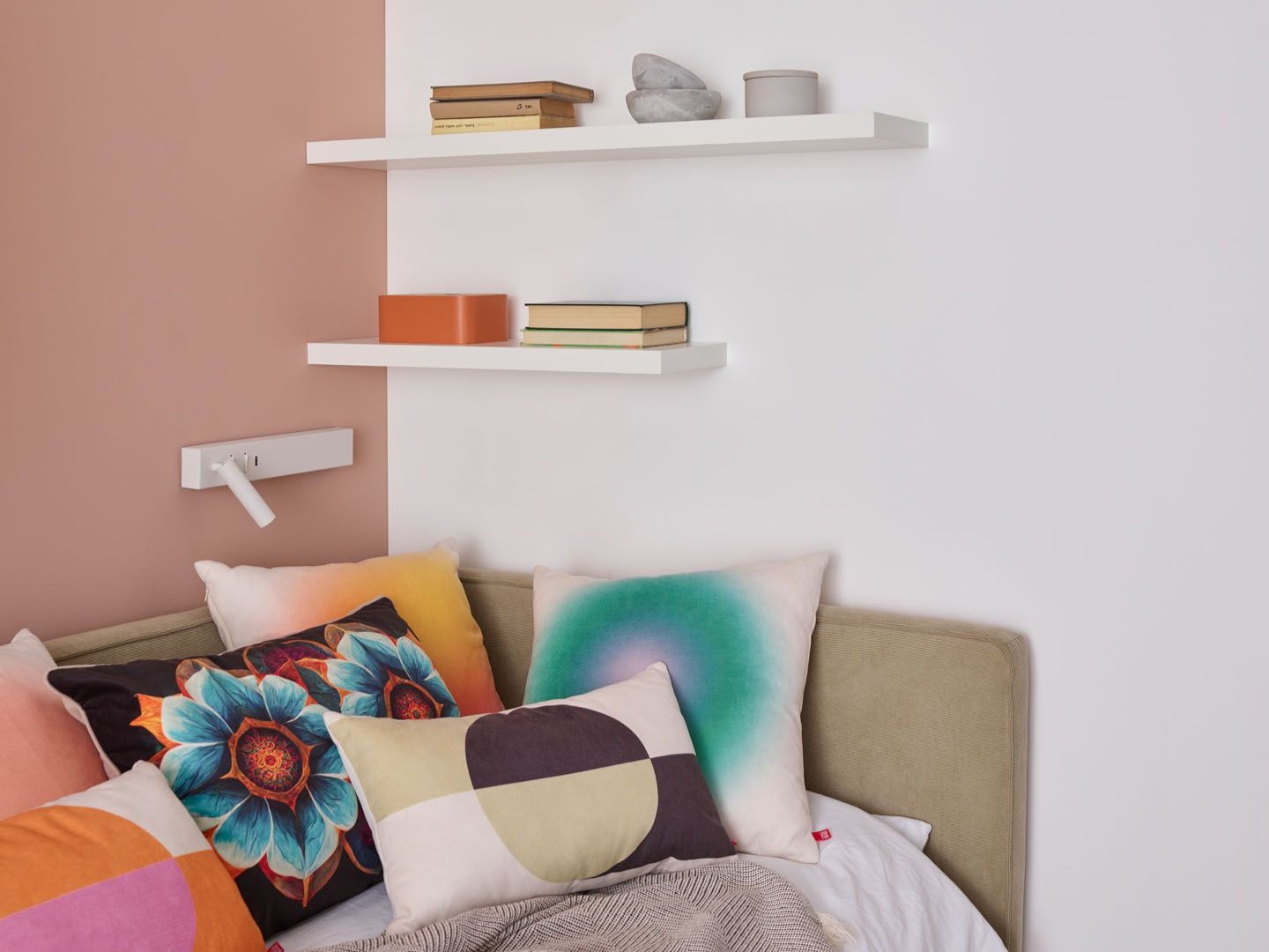 Jedno wnętrze, wiele możliwości. Jak pomalować pokój na dwa kolory?