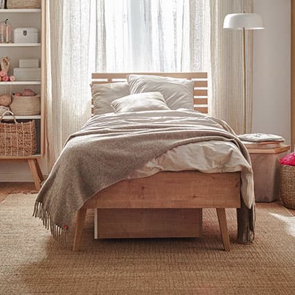 Łóżko 1-osobowe z wezgłowiem ażurowym Nature aranżacja