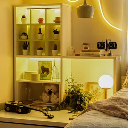 Podświetlenie LED RGB z pilotem, zestaw 1 pkt biały Young Users aranżacja