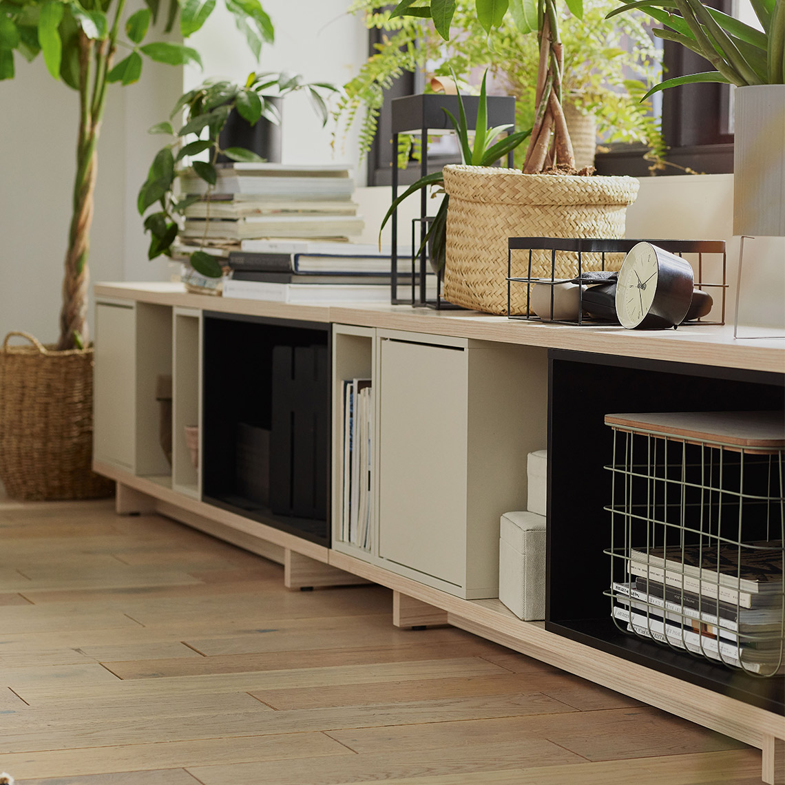 Szafka RTV szarobeżowa Balance aranżacja