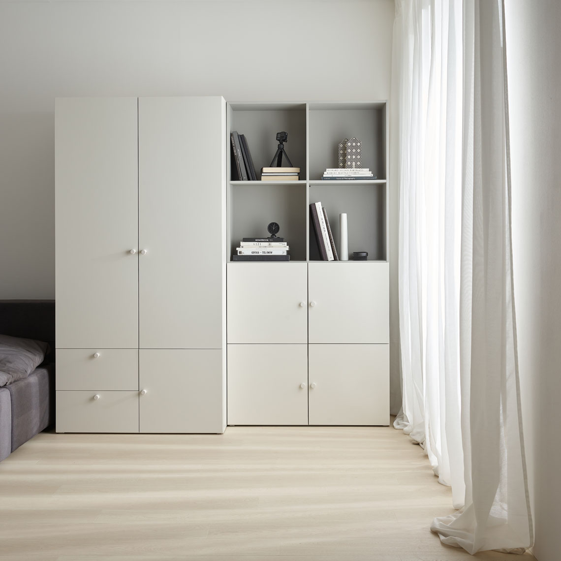 Regał szeroki z układem frontów 1 Reli aranżacja