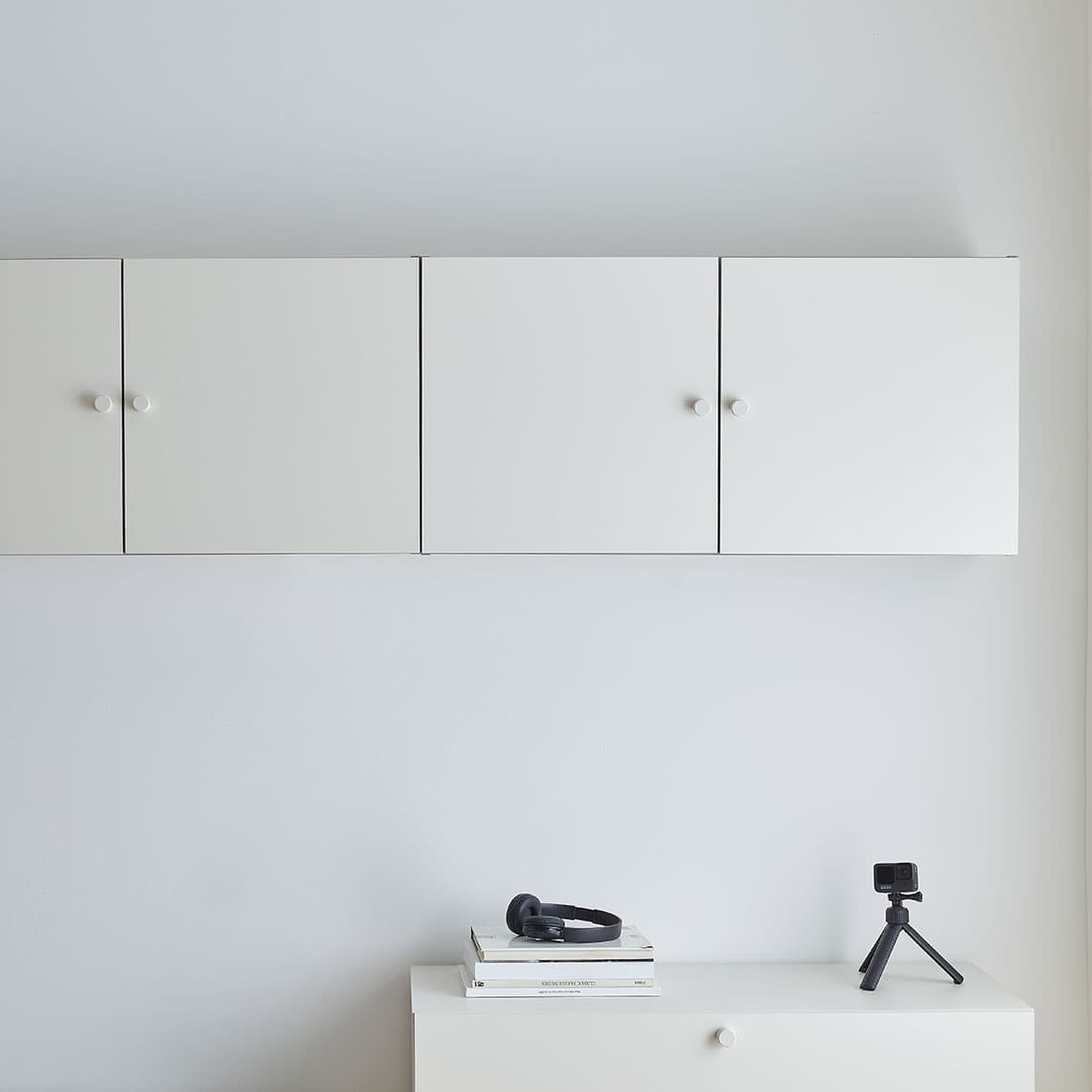 Półka wisząca szeroka z układem frontów 1 Reli aranżacja