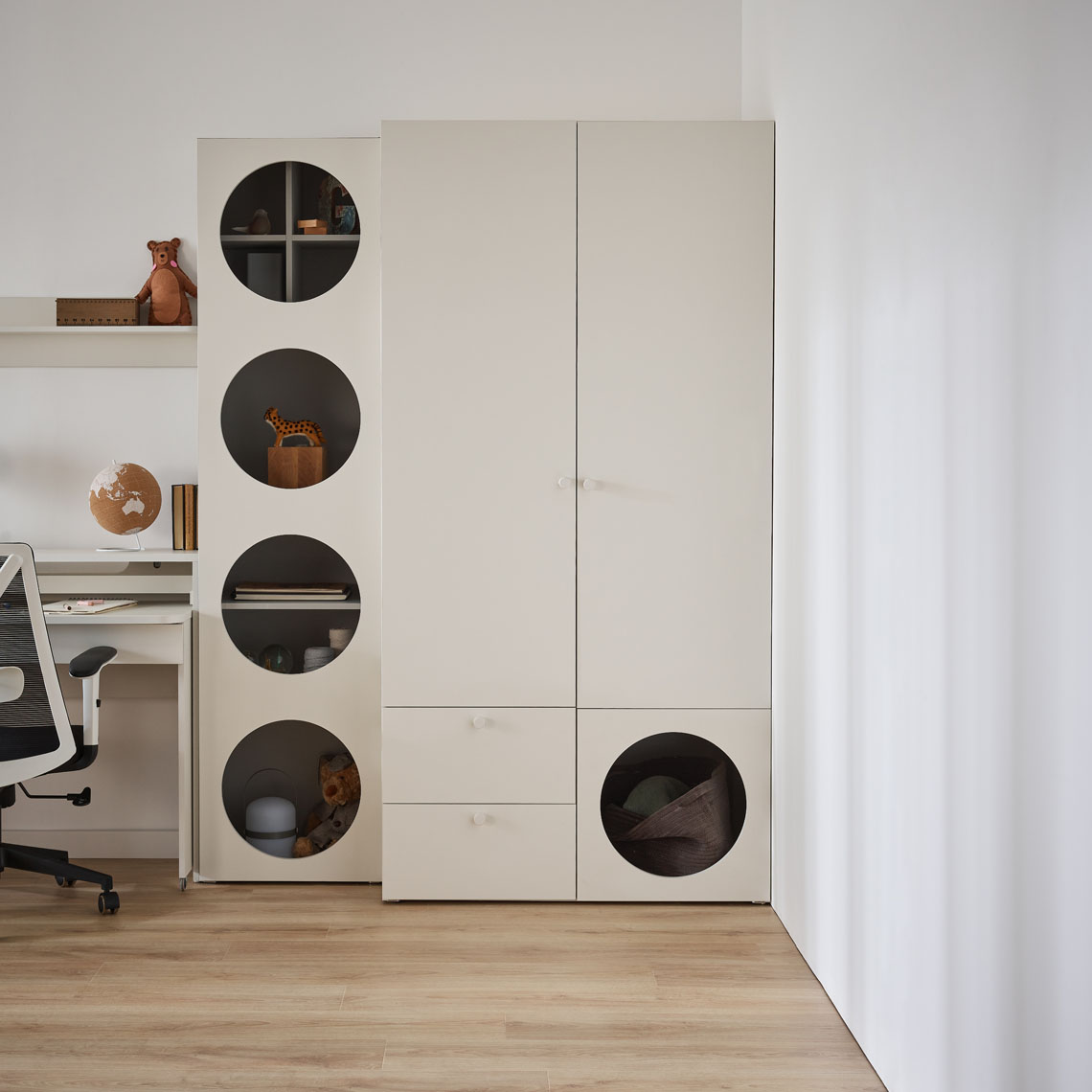 Szafa 2-drzwiowa z frontem z otworem Reli aranżacja