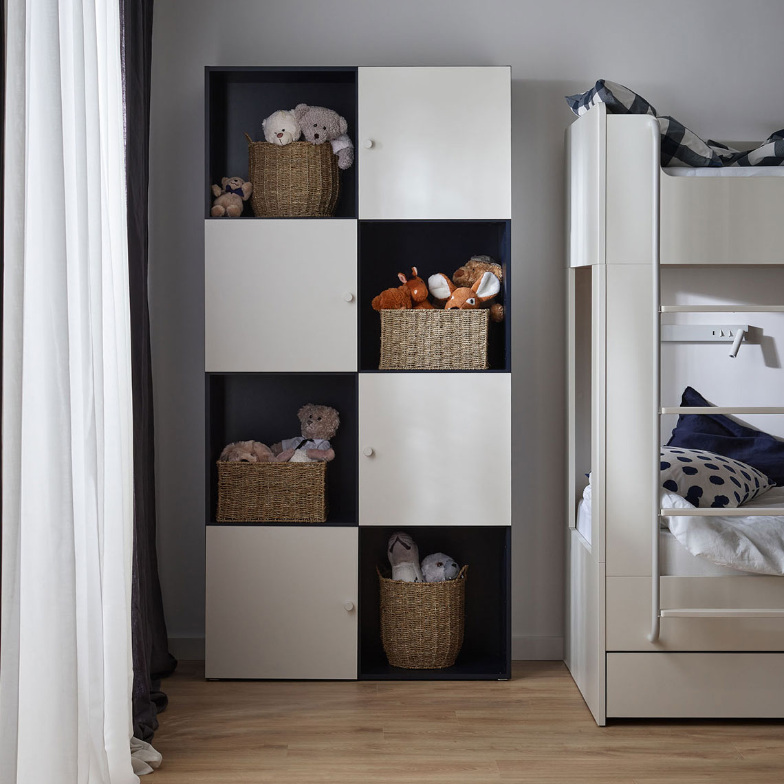 Regał szeroki z układem frontów 2 Reli aranżacja