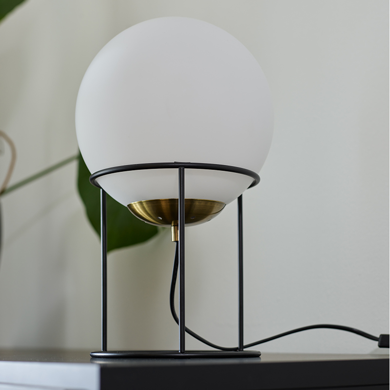 Lampa komodowa Moon Dyberg Larsen aranżacja