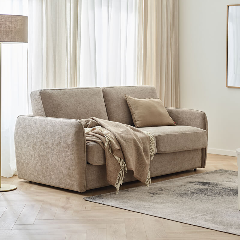 Sofa 3-osobowa z funkcją spania z podłokietnikiem z ozdobnym przeszyciem Nommi aranżacja