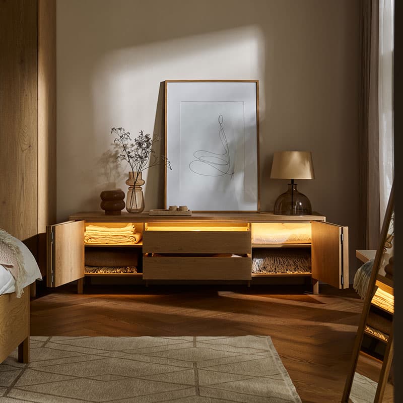 Komoda szeroka z szufladami z oświetleniem Well aranżacja