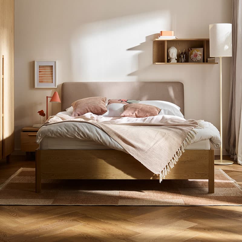 Łóżko 160x200 z tapicerowanym zagłówkiem skośnym Well aranżacja