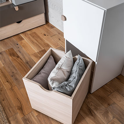 Komoda z drzwiami i mobilnym kontenerkiem Stige aranżacja