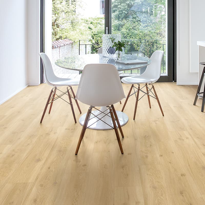 Podłoga winylowa Quick Step Blos Dąb dryfujący beżowy AVSPU40018 ze zintegrowanym podkładem aranżacja