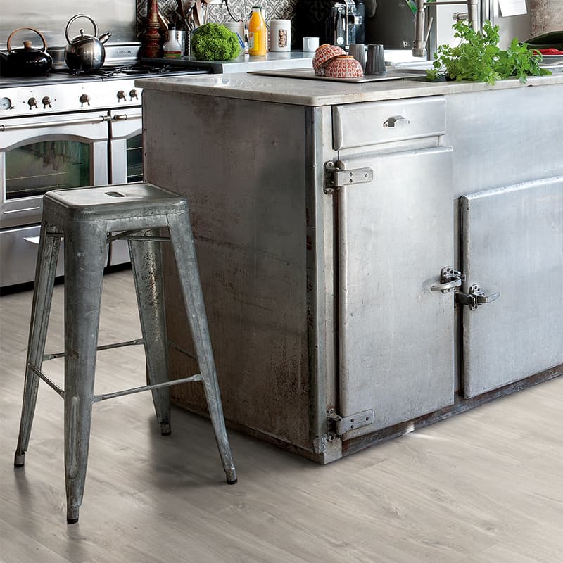 Podłoga winylowa Quick Step Blos Dąb Canyon szary ze śladami cięcia piłą AVSPU40030 ze zintegrowanym podkładem aranżacja