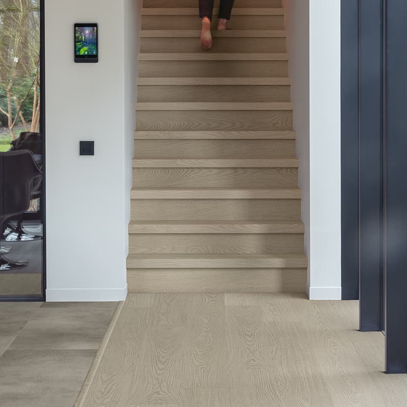 Podłoga winylowa Quick Step Blos Dąb chia AVSPU40280 ze zintegrowanym podkładem aranżacja