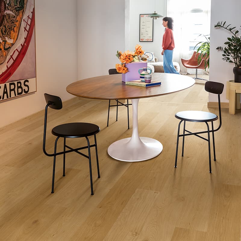 Podłoga winylowa Quick Step Blos Dąb Coast Miodowy AVSPU40320 ze zintegrowanym podkładem aranżacja