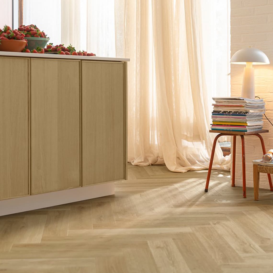 Podłoga winylowa Quick Step Ciro ze zintegrowanym podkładem Botaniczny Beż AVHBU40362 jodełka aranżacja