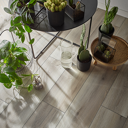 Panele winylowe z twardym rdzeniem i podkładem IXPE VOX Rigio Oak Demes aranżacja