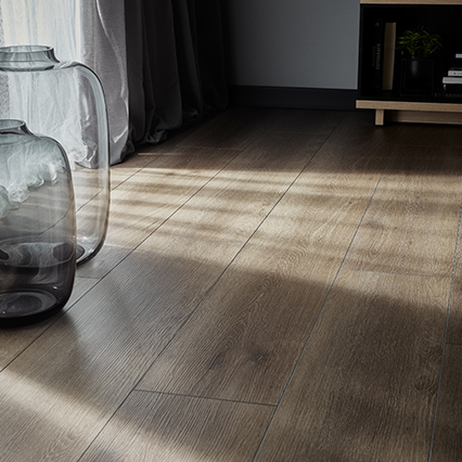 Panele winylowe z twardym rdzeniem i podkładem IXPE VOX Rigio Oak Herme aranżacja